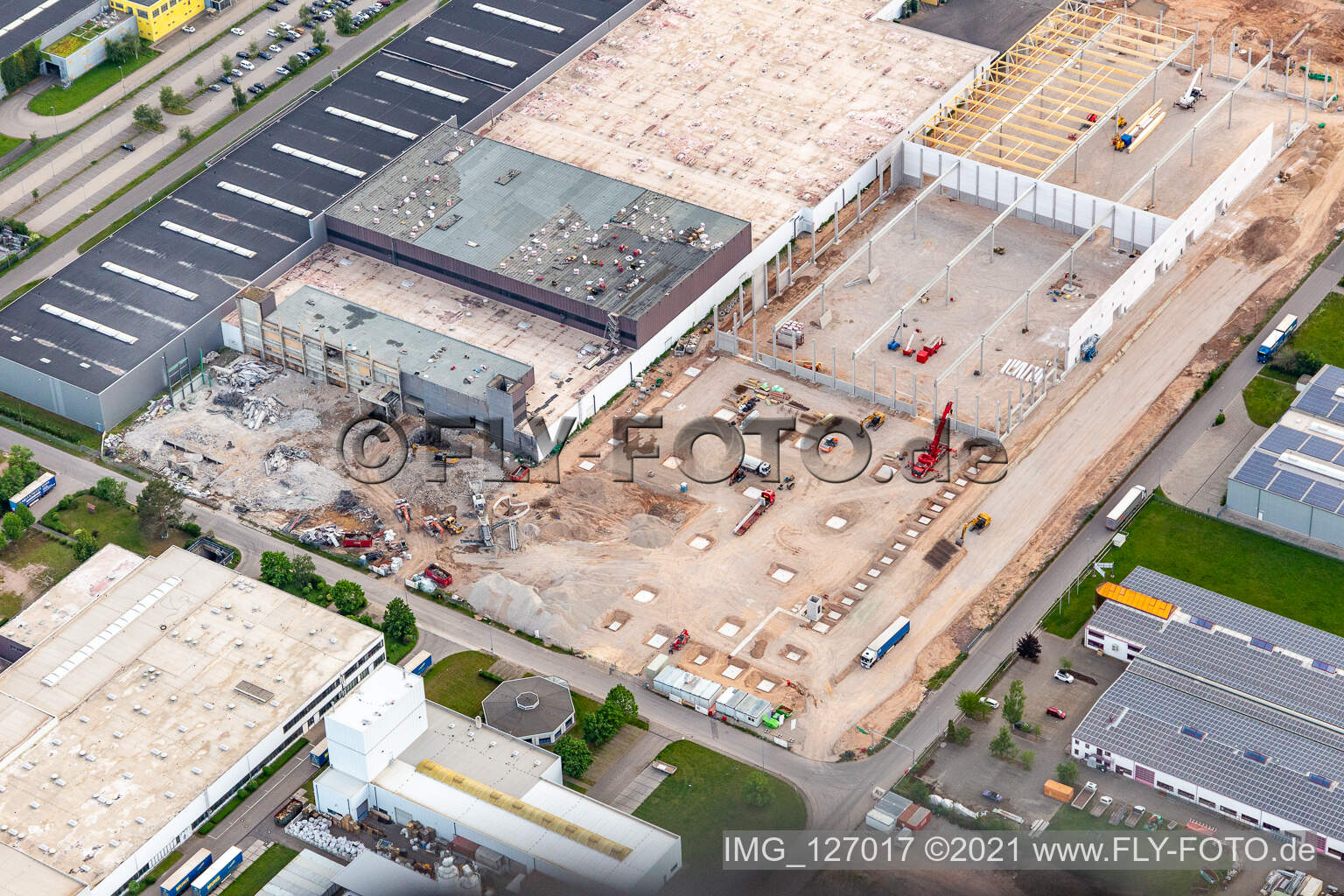 Vue aérienne de Nouvelle construction d'une salle à l'Interpark à Offenbach an der Queich dans le département Rhénanie-Palatinat, Allemagne