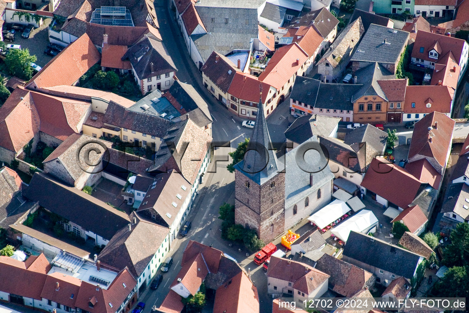 Vue aérienne de Bâtiment d'église au centre du village à Großkarlbach dans le département Rhénanie-Palatinat, Allemagne