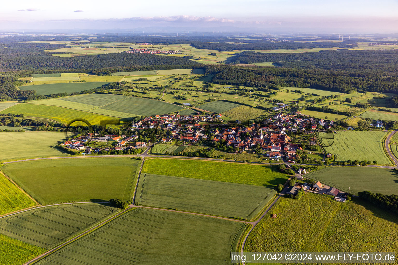 Vue aérienne de Vue de la commune en bordure des champs et zones agricoles en Löffelsterz à le quartier Löffelsterz in Schonungen dans le département Bavière, Allemagne