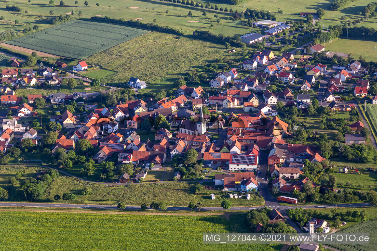 Vue aérienne de Vue de la ville en bordure des champs agricoles et des zones agricoles de Töpferz à Schonungen dans le département Bavière, Allemagne