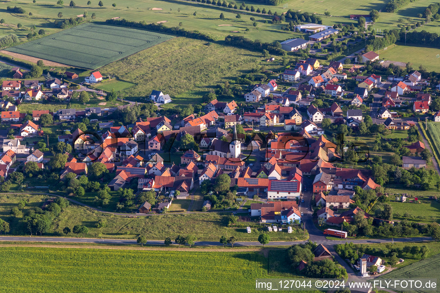 Vue aérienne de Vue de la ville en bordure des champs agricoles et des zones agricoles de Töpferz à Schonungen dans le département Bavière, Allemagne