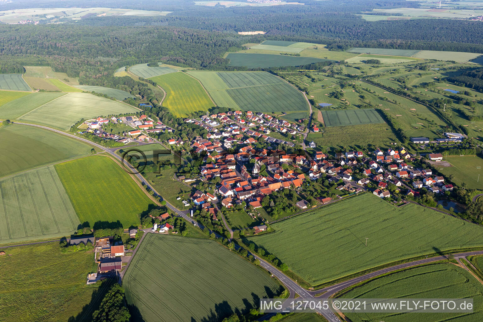 Photographie aérienne de Vue de la ville en bordure des champs agricoles et des zones agricoles de Töpferz à Schonungen dans le département Bavière, Allemagne