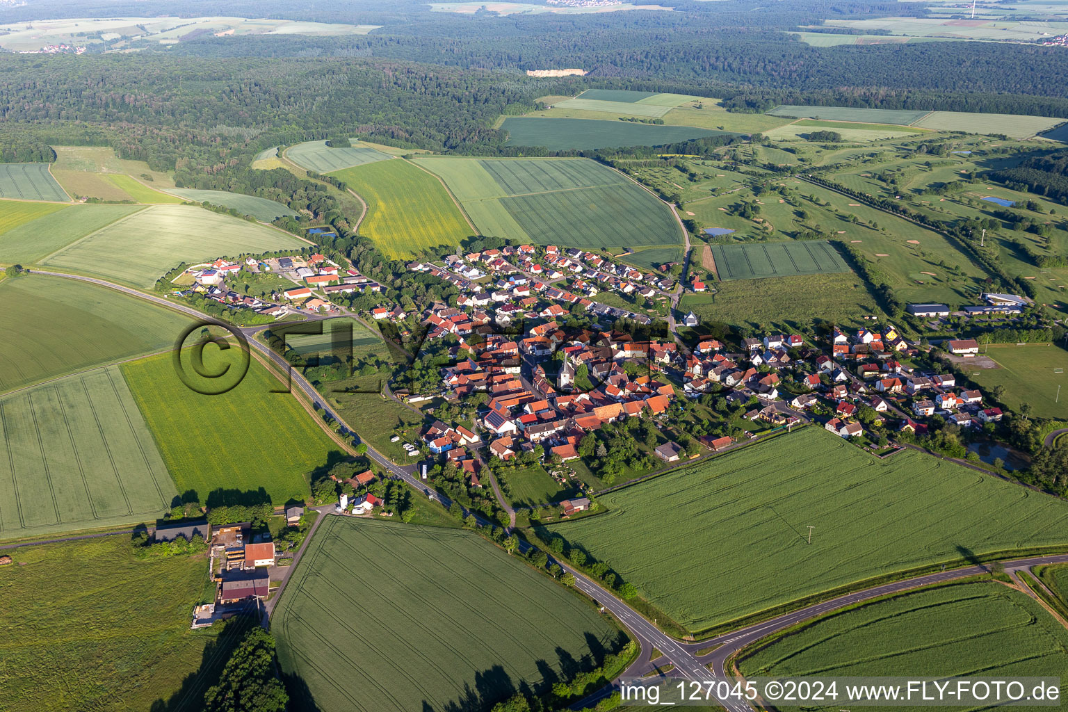 Photographie aérienne de Vue de la ville en bordure des champs agricoles et des zones agricoles de Töpferz à Schonungen dans le département Bavière, Allemagne