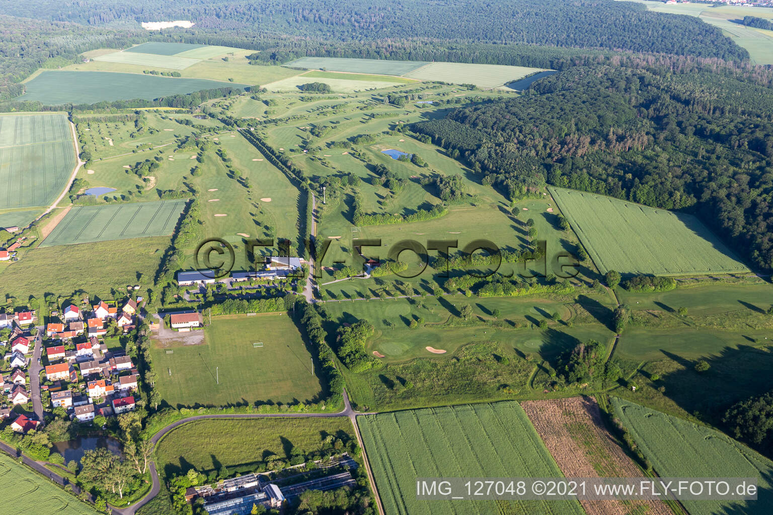 Vue aérienne de Clubs de golf Schweinfurt eV dans le district de Töpferz à Schonungen dans le département Bavière, Allemagne