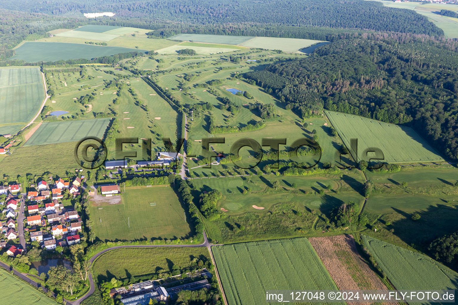 Vue aérienne de Clubs de golf Schweinfurt eV dans le district de Töpferz à Schonungen dans le département Bavière, Allemagne