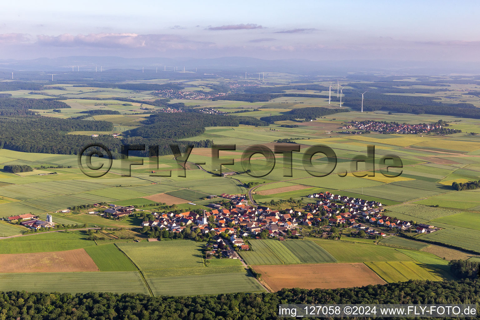 Vue oblique de Quartier Ebertshausen in Üchtelhausen dans le département Bavière, Allemagne