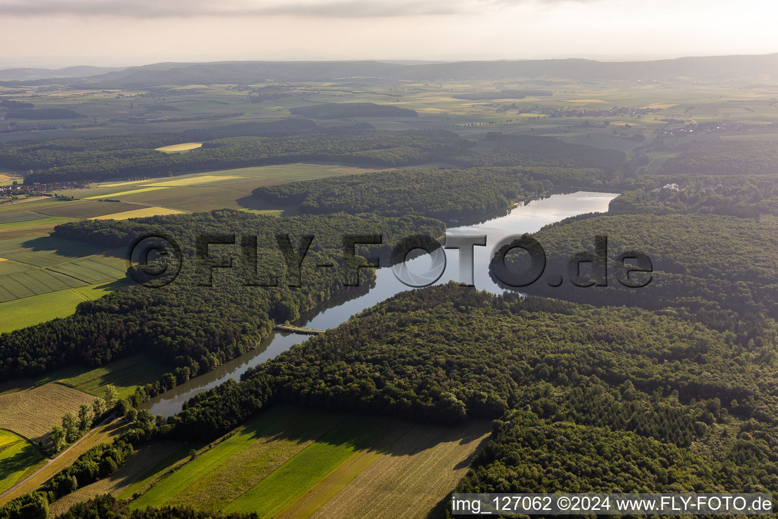 Vue d'oiseau de Lac Ellertshäuser à le quartier Altenmünster in Stadtlauringen dans le département Bavière, Allemagne