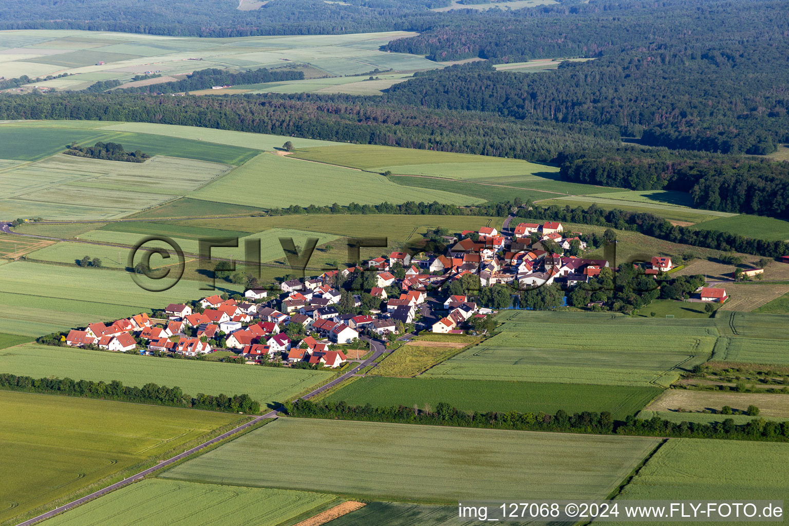 Vue aérienne de Quartier Hoppachshof in Üchtelhausen dans le département Bavière, Allemagne