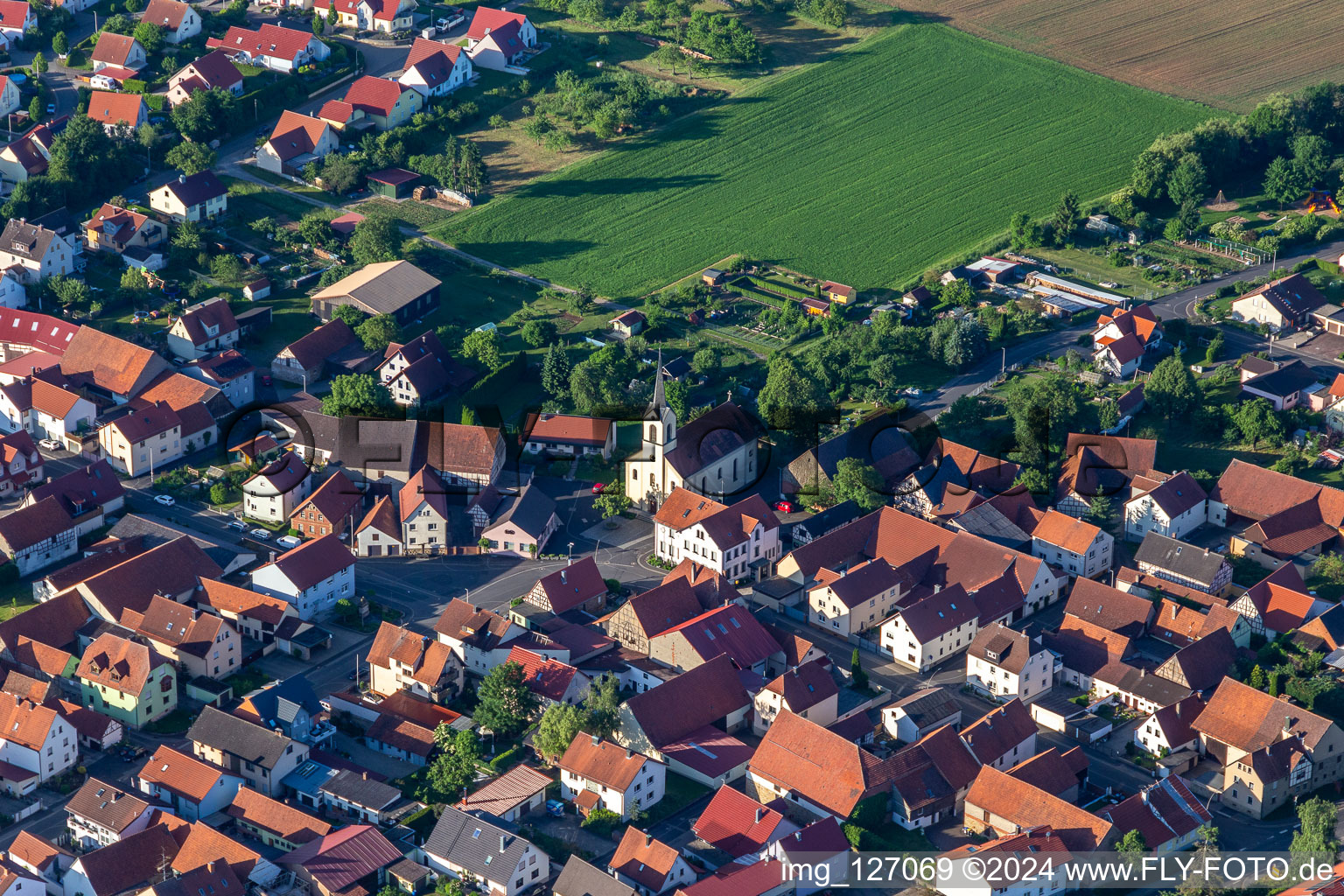 Vue aérienne de Saint Philippe et Saint Jacques à le quartier Hesselbach in Üchtelhausen dans le département Bavière, Allemagne