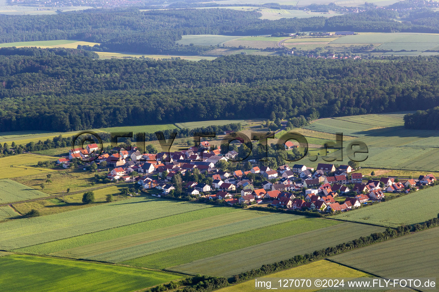 Vue aérienne de Quartier Hoppachshof in Üchtelhausen dans le département Bavière, Allemagne