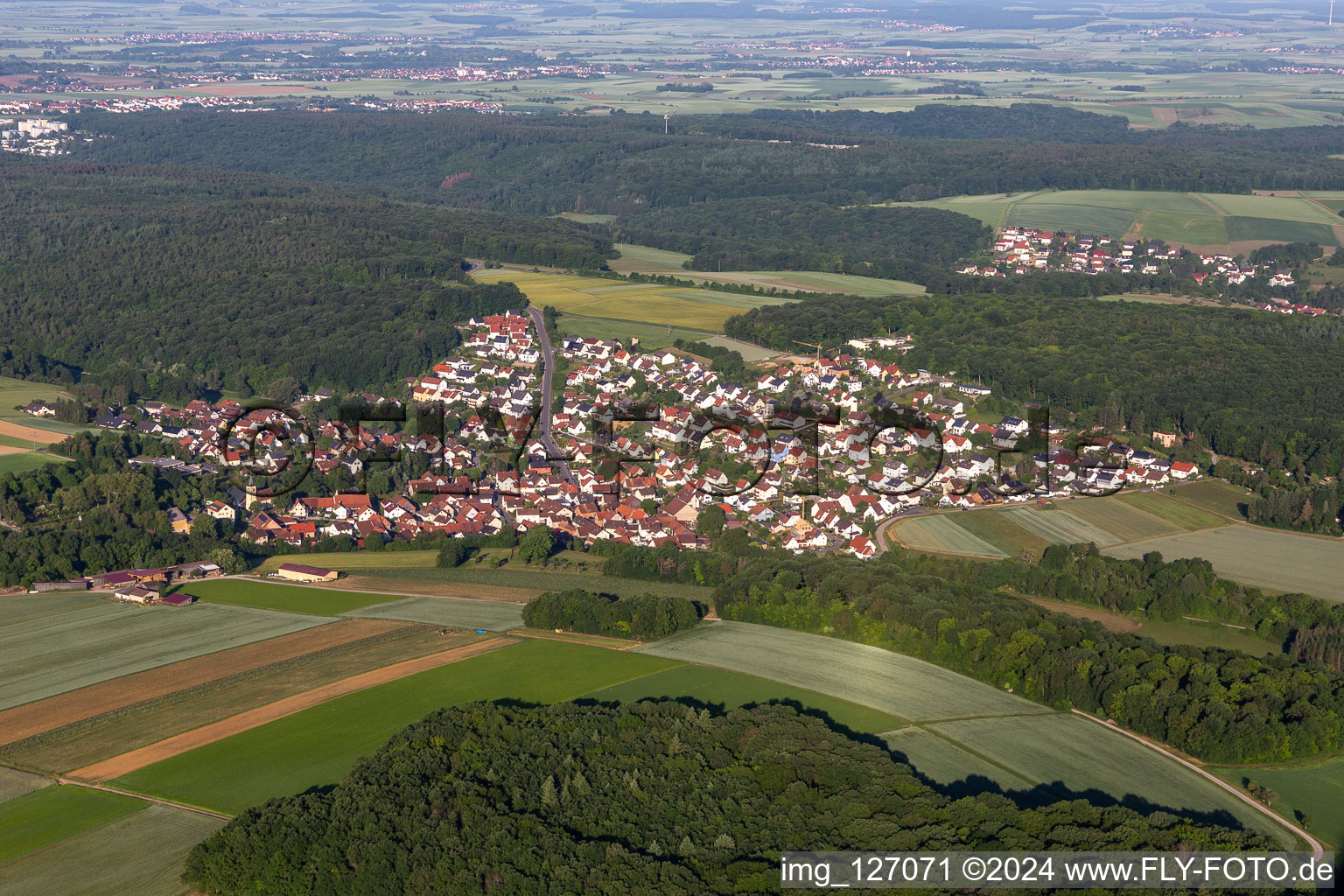 Vue aérienne de Üchtelhausen dans le département Bavière, Allemagne