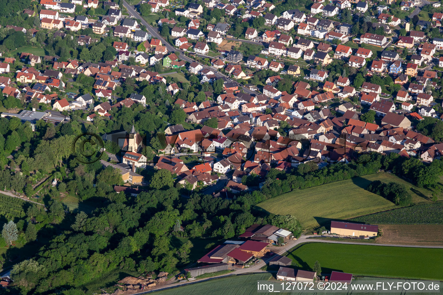 Vue aérienne de Et l'église Sainte-Catherine à Üchtelhausen dans le département Bavière, Allemagne