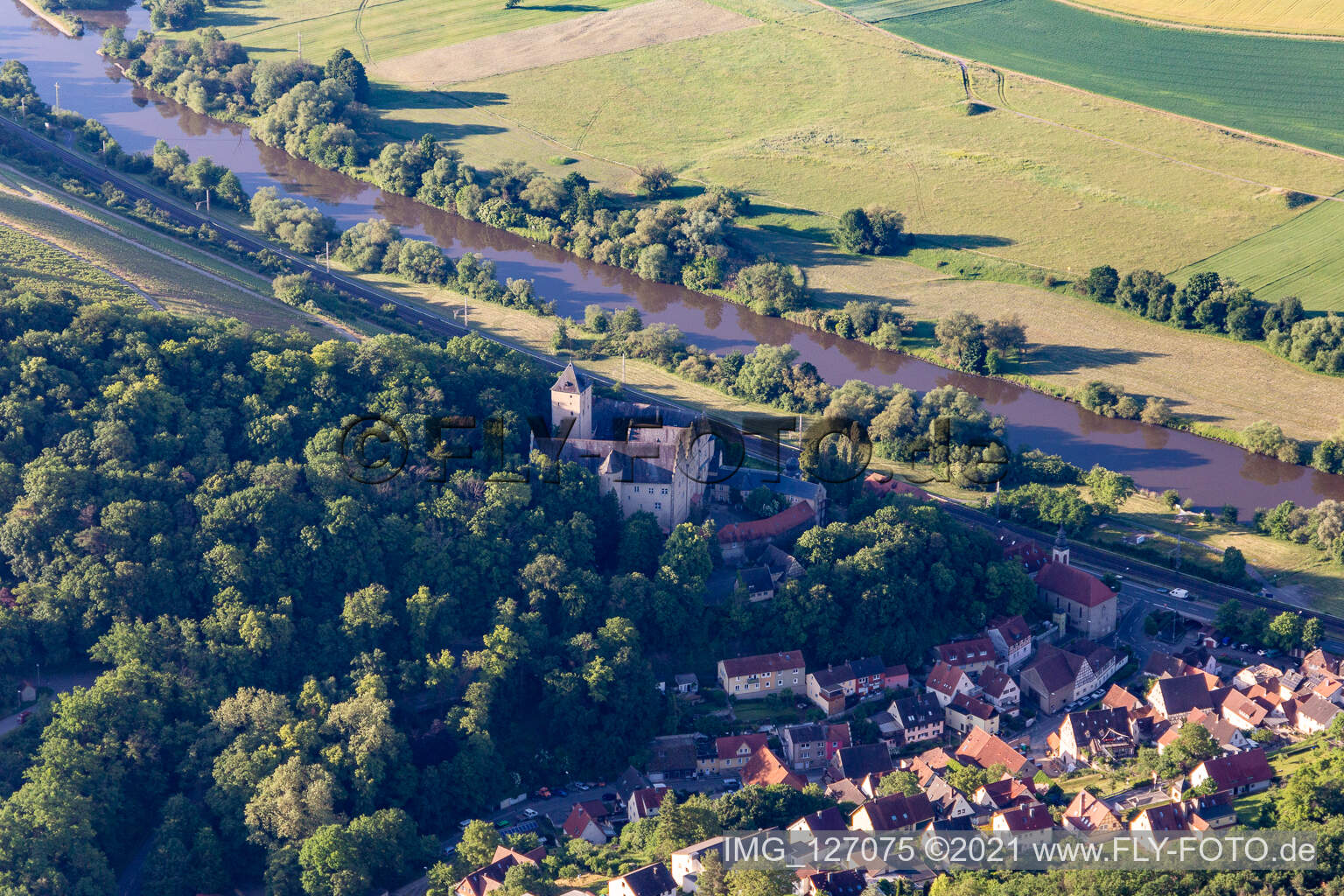 Vue aérienne de Château de Mainberg à Schonungen dans le département Bavière, Allemagne