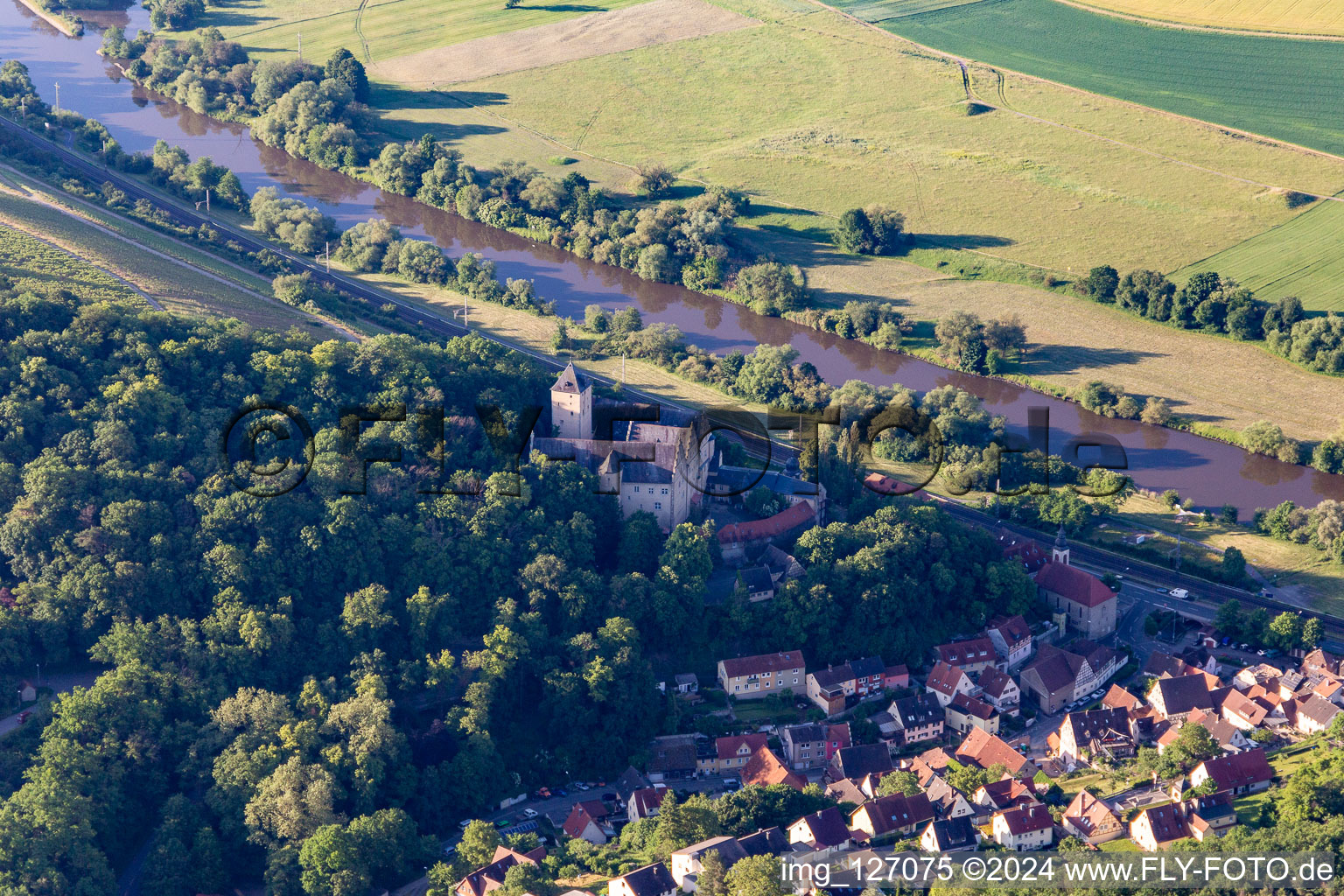 Verrouiller Mainberg à le quartier Mainberg in Schonungen dans le département Bavière, Allemagne depuis l'avion