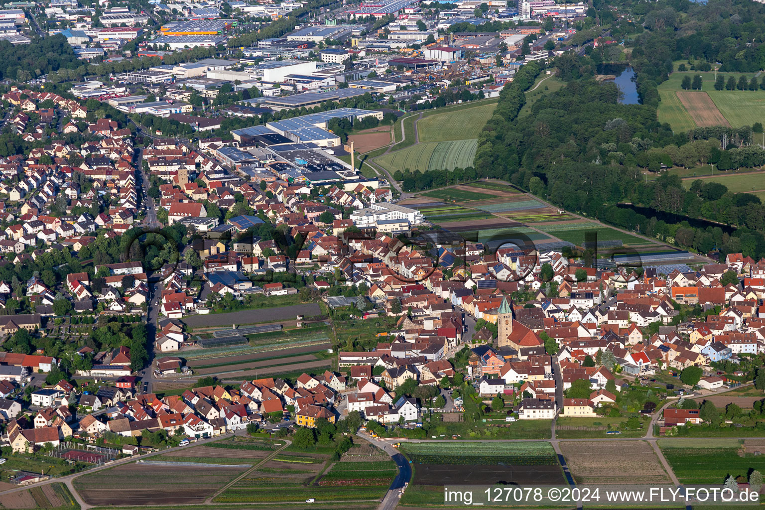 Sennfeld dans le département Bavière, Allemagne du point de vue du drone