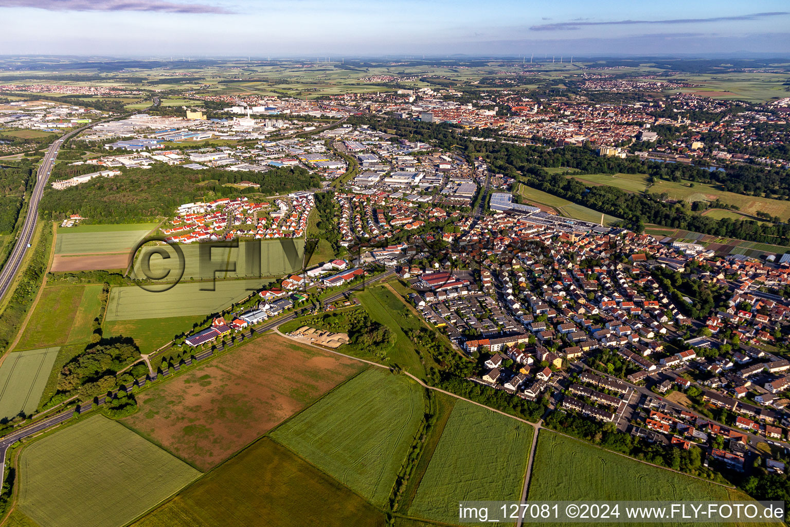 Vue aérienne de Vue des rues et des maisons des quartiers résidentiels à Sennfeld dans le département Bavière, Allemagne