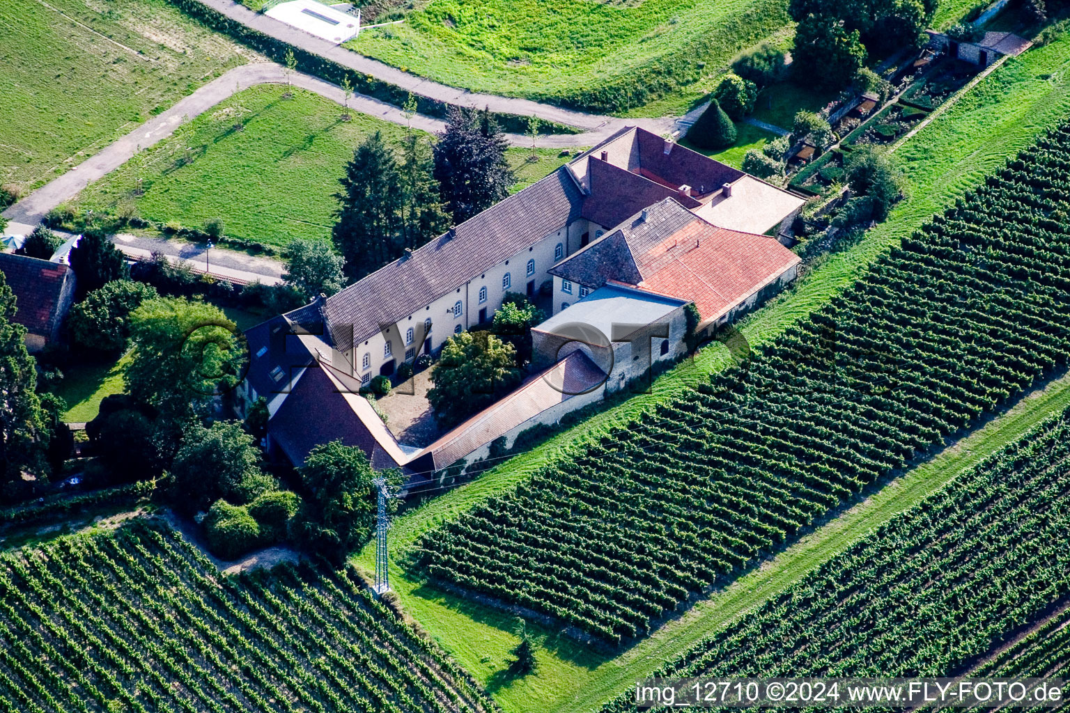 Vue aérienne de Corps de ferme d'un ancien moulin en bordure de champs cultivés à Großkarlbach dans le département Rhénanie-Palatinat, Allemagne