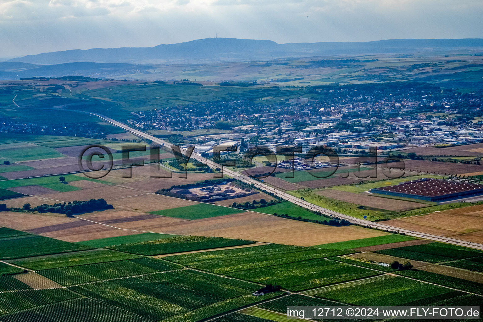 Vue aérienne de Monter l'A6 en direction de Kaiserslautern à Grünstadt dans le département Rhénanie-Palatinat, Allemagne