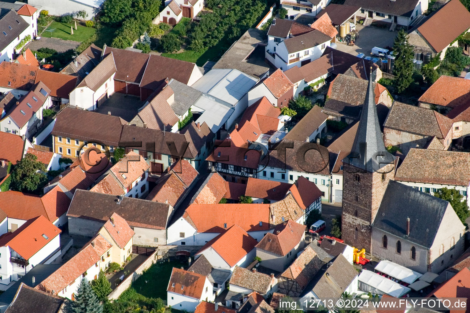 Großkarlbach dans le département Rhénanie-Palatinat, Allemagne du point de vue du drone