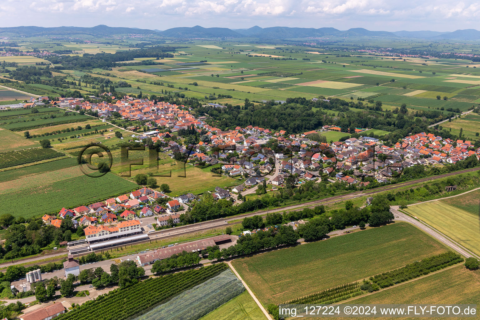 Winden dans le département Rhénanie-Palatinat, Allemagne du point de vue du drone