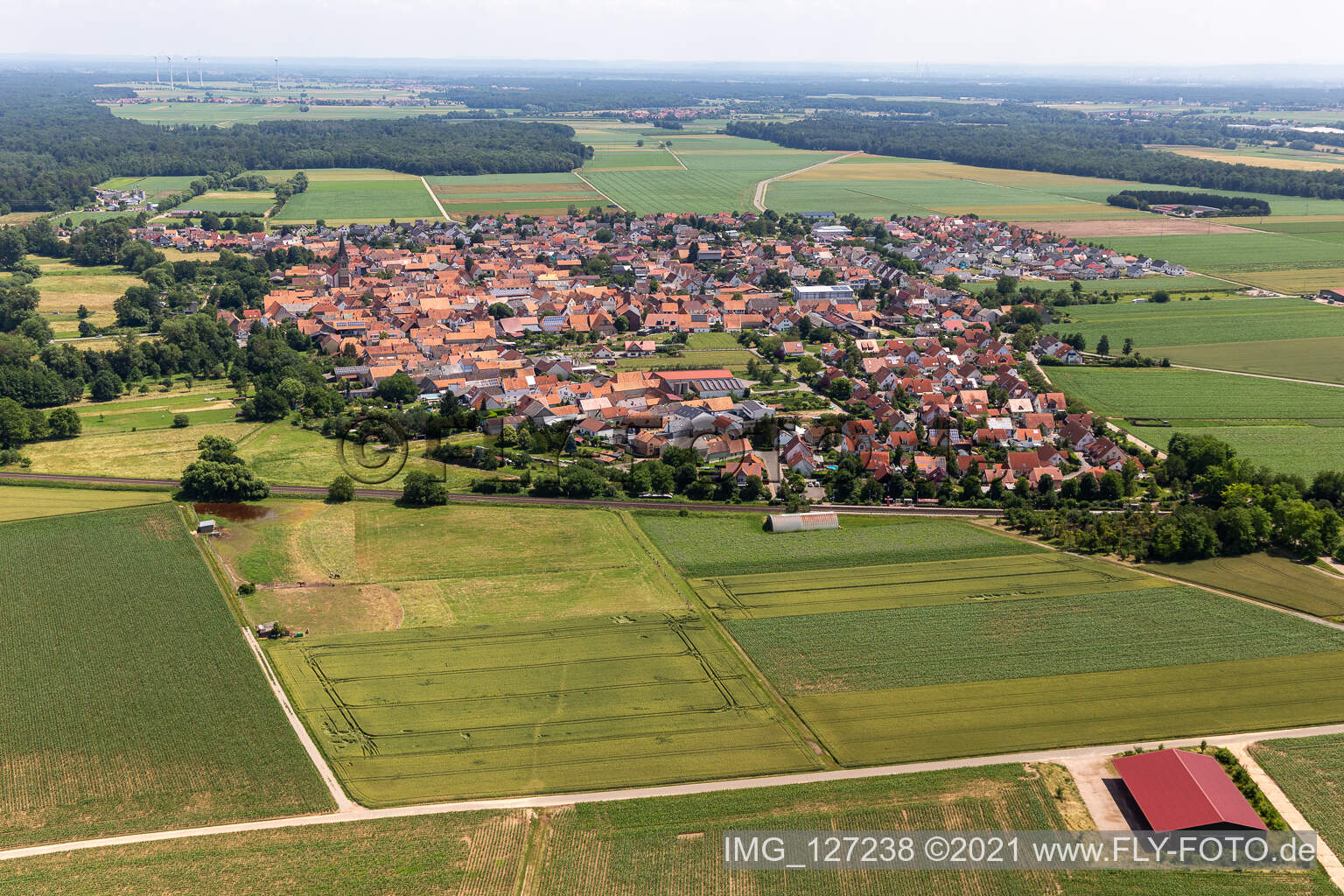 Vue aérienne de Vue sur la commune en bordure de champs agricoles et de zones agricoles à Steinweiler dans le département Rhénanie-Palatinat, Allemagne