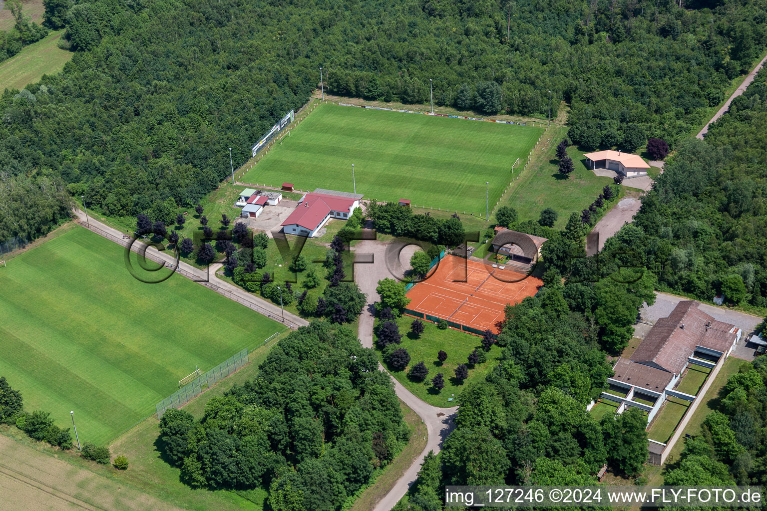 Vue aérienne de Terrain de football Steinweiler à Steinweiler dans le département Rhénanie-Palatinat, Allemagne