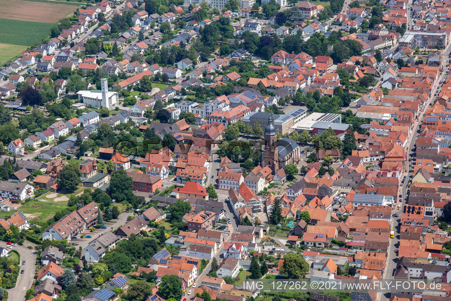 Vue aérienne de Église Saint-Georges - Paroisse protégée Kandel à Kandel dans le département Rhénanie-Palatinat, Allemagne