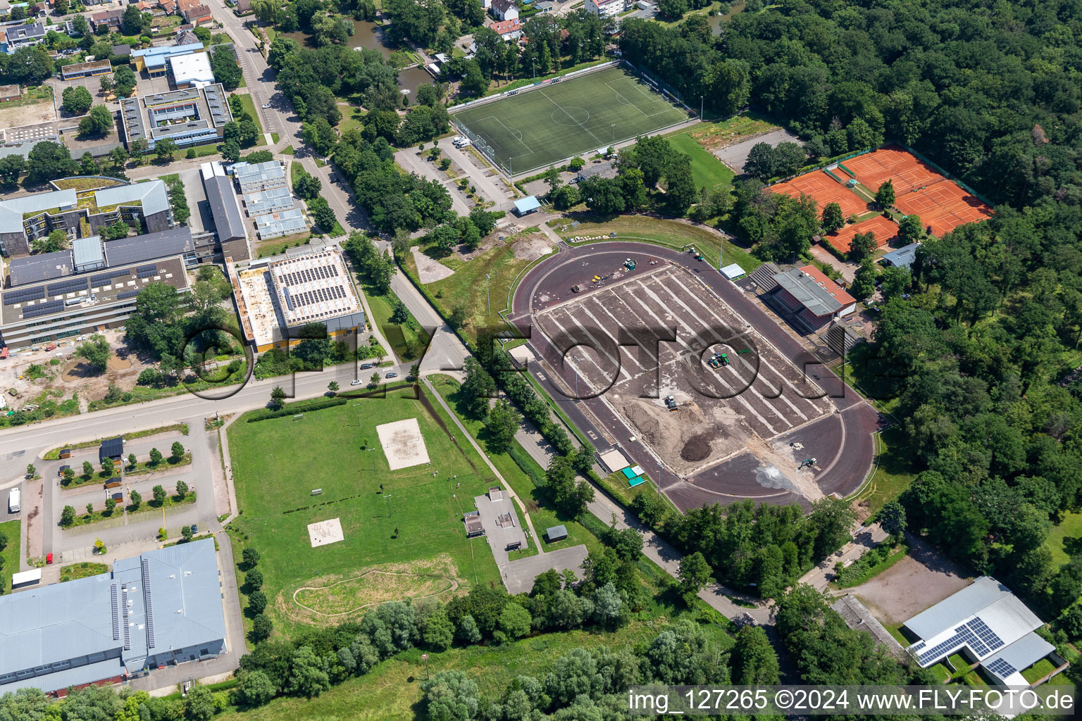 Vue aérienne de Bienwaldstadion, nouveau terrain à Kandel dans le département Rhénanie-Palatinat, Allemagne