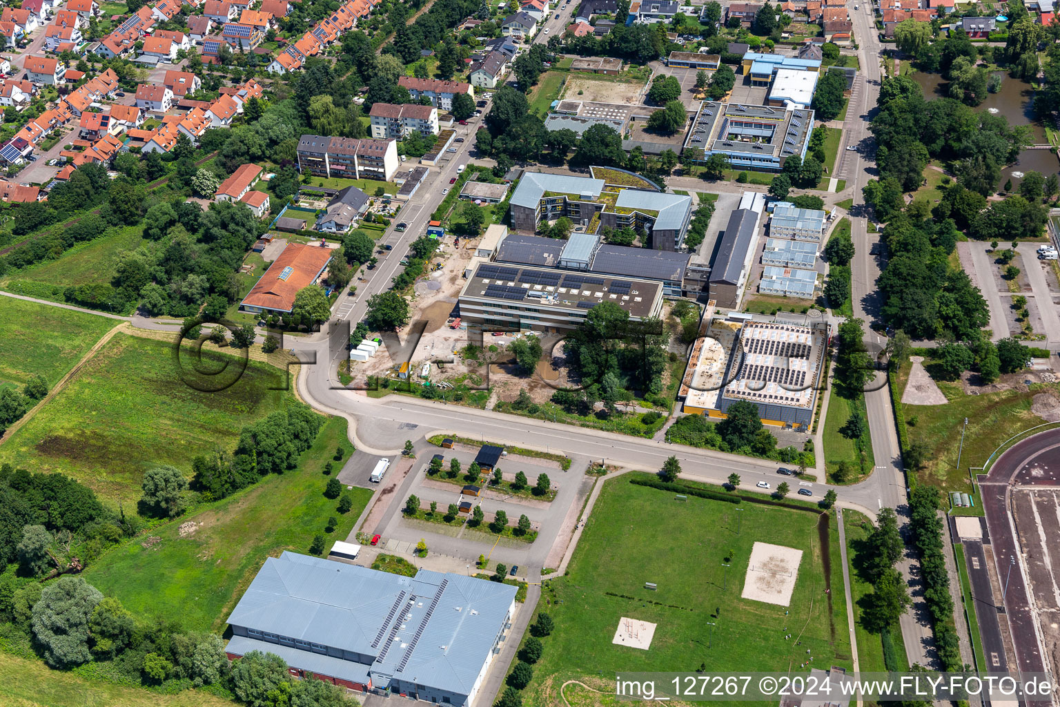 Vue aérienne de Bienwaldhalle, école secondaire intégrée plus Kandel à Kandel dans le département Rhénanie-Palatinat, Allemagne