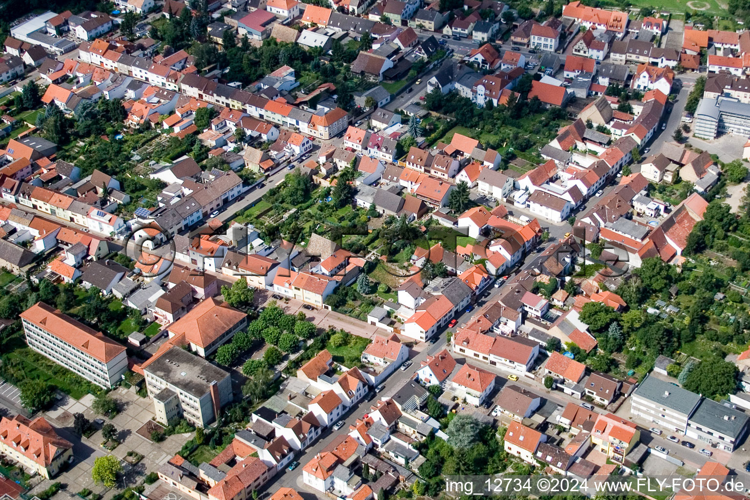 Vue aérienne de Vue des rues et des maisons des quartiers résidentiels à Altlußheim dans le département Bade-Wurtemberg, Allemagne