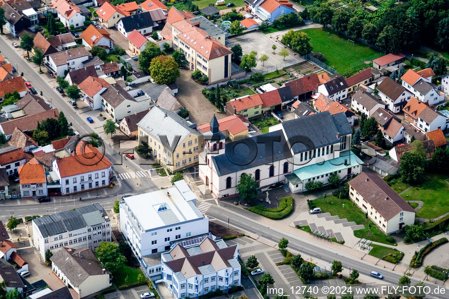 Vue aérienne de Saint Philippe Jacques. Banque populaire Kraichgau eG à le quartier Oberhausen in Oberhausen-Rheinhausen dans le département Bade-Wurtemberg, Allemagne