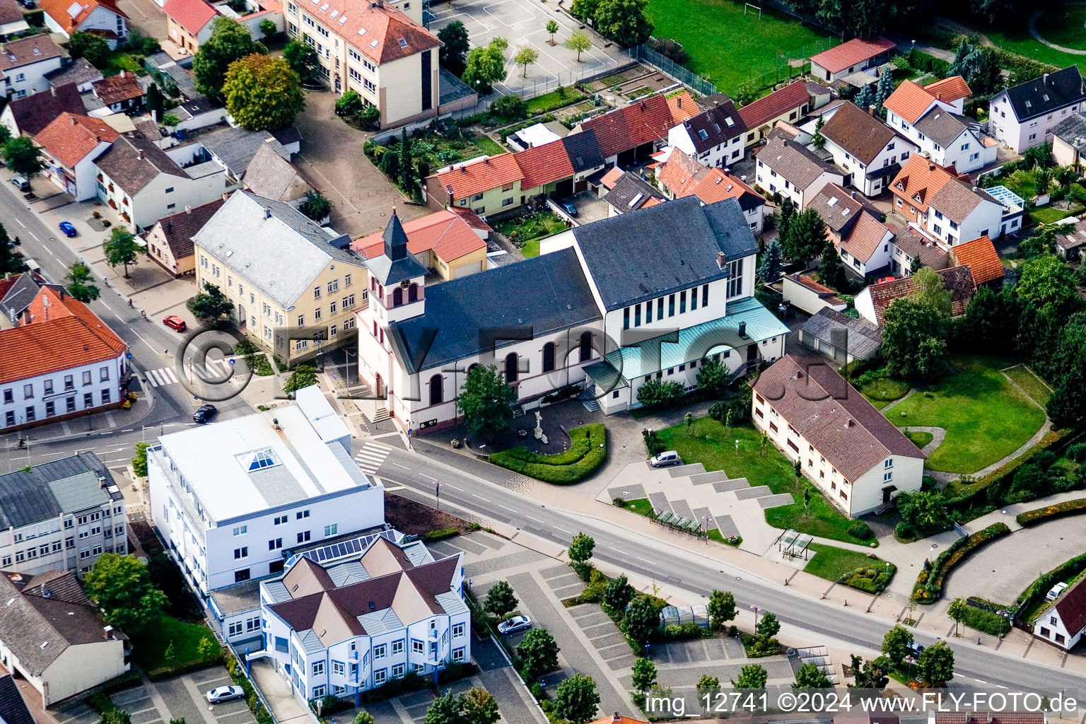 Vue aérienne de Église catholique dans le centre historique du centre-ville à le quartier Oberhausen in Oberhausen-Rheinhausen dans le département Bade-Wurtemberg, Allemagne