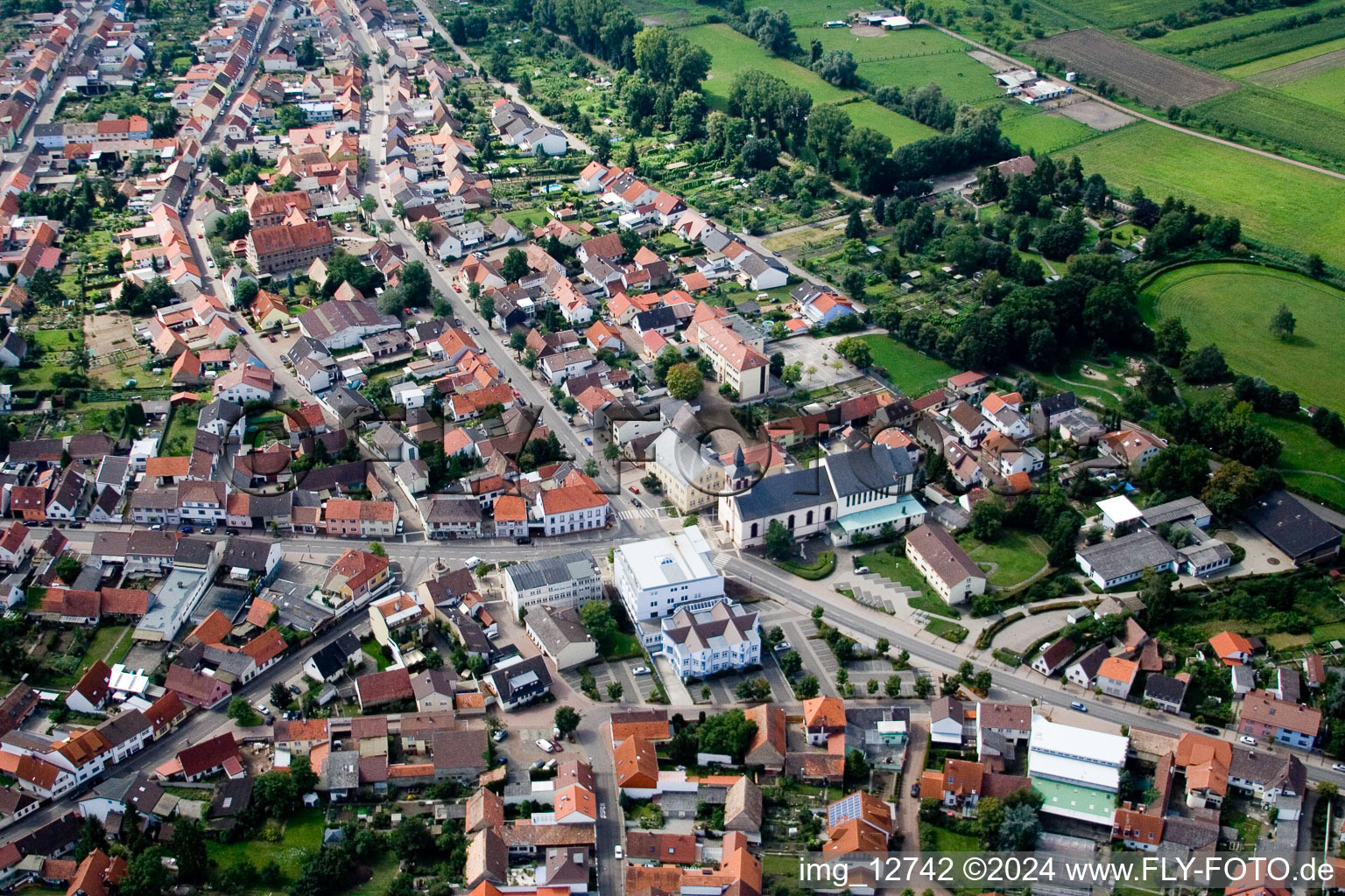 Vue aérienne de Église catholique dans le centre historique du centre-ville à le quartier Oberhausen in Oberhausen-Rheinhausen dans le département Bade-Wurtemberg, Allemagne