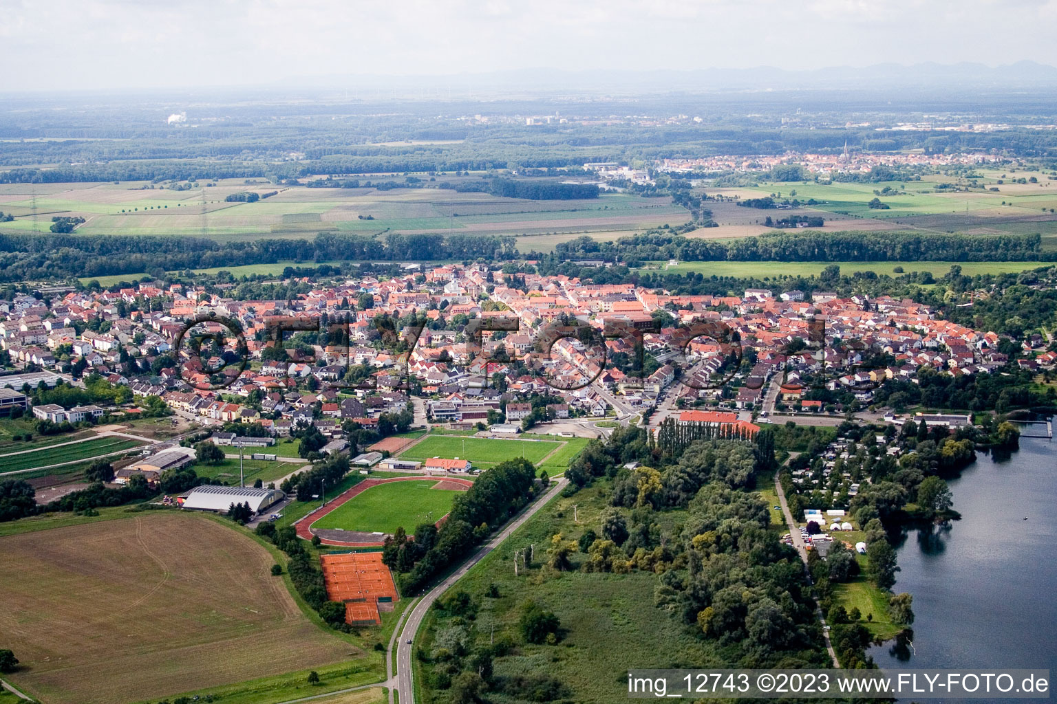 Vue aérienne de Du nord-est à Philippsburg dans le département Bade-Wurtemberg, Allemagne