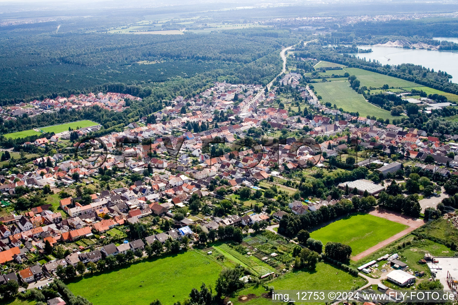 Enregistrement par drone de Quartier Huttenheim in Philippsburg dans le département Bade-Wurtemberg, Allemagne