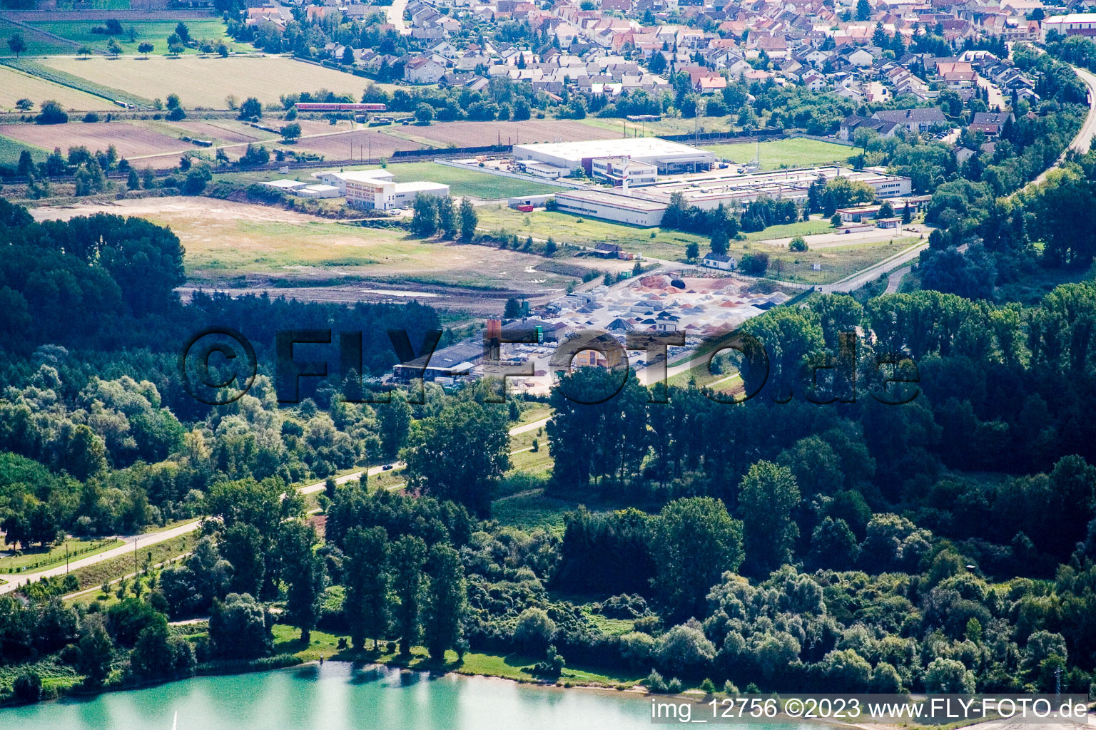 Quartier Huttenheim in Philippsburg dans le département Bade-Wurtemberg, Allemagne du point de vue du drone