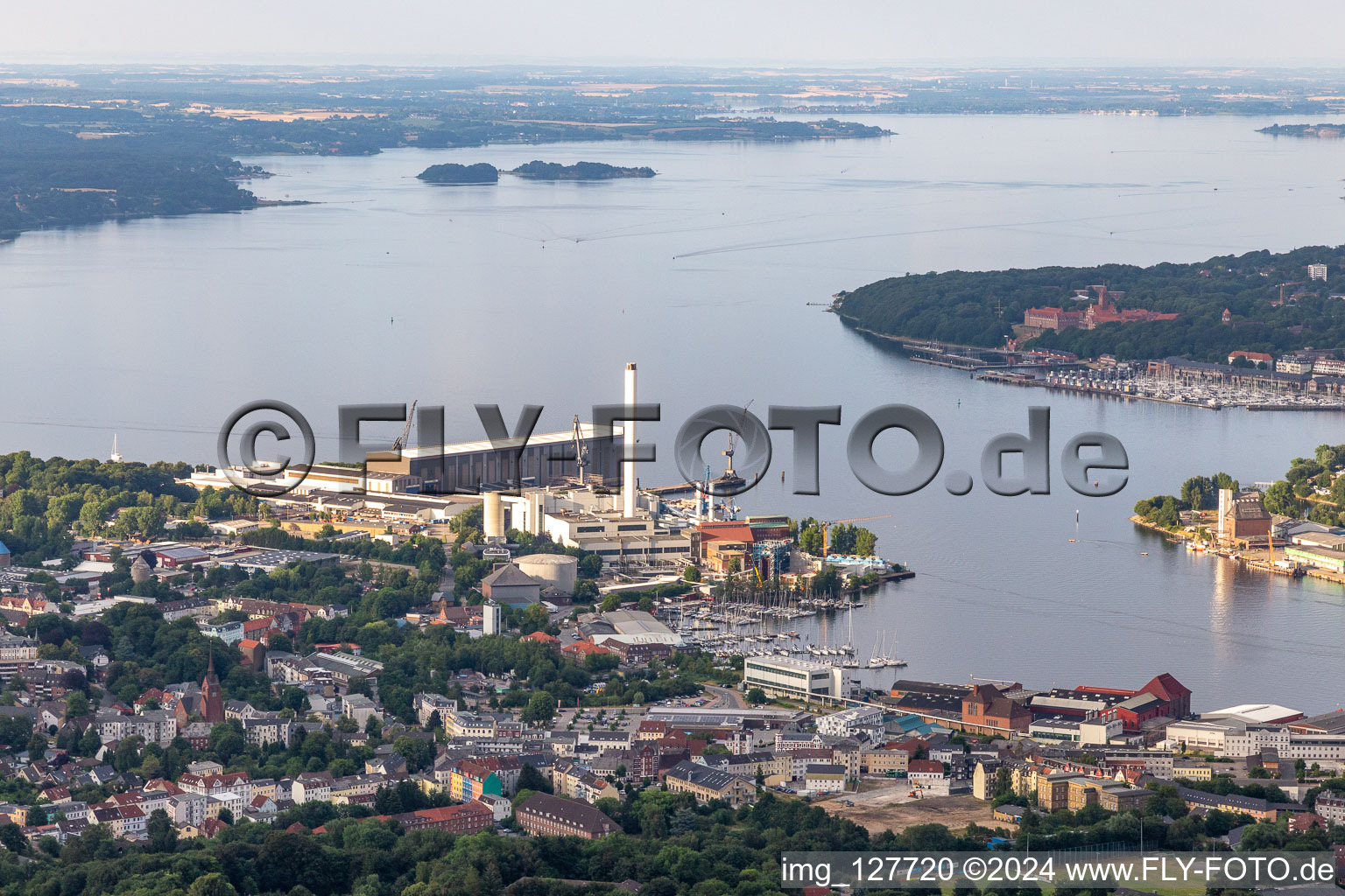 Vue aérienne de Fjord avec construction navale de Flensburg, services municipaux Flensburg à le quartier Nordstadt in Flensburg dans le département Schleswig-Holstein, Allemagne