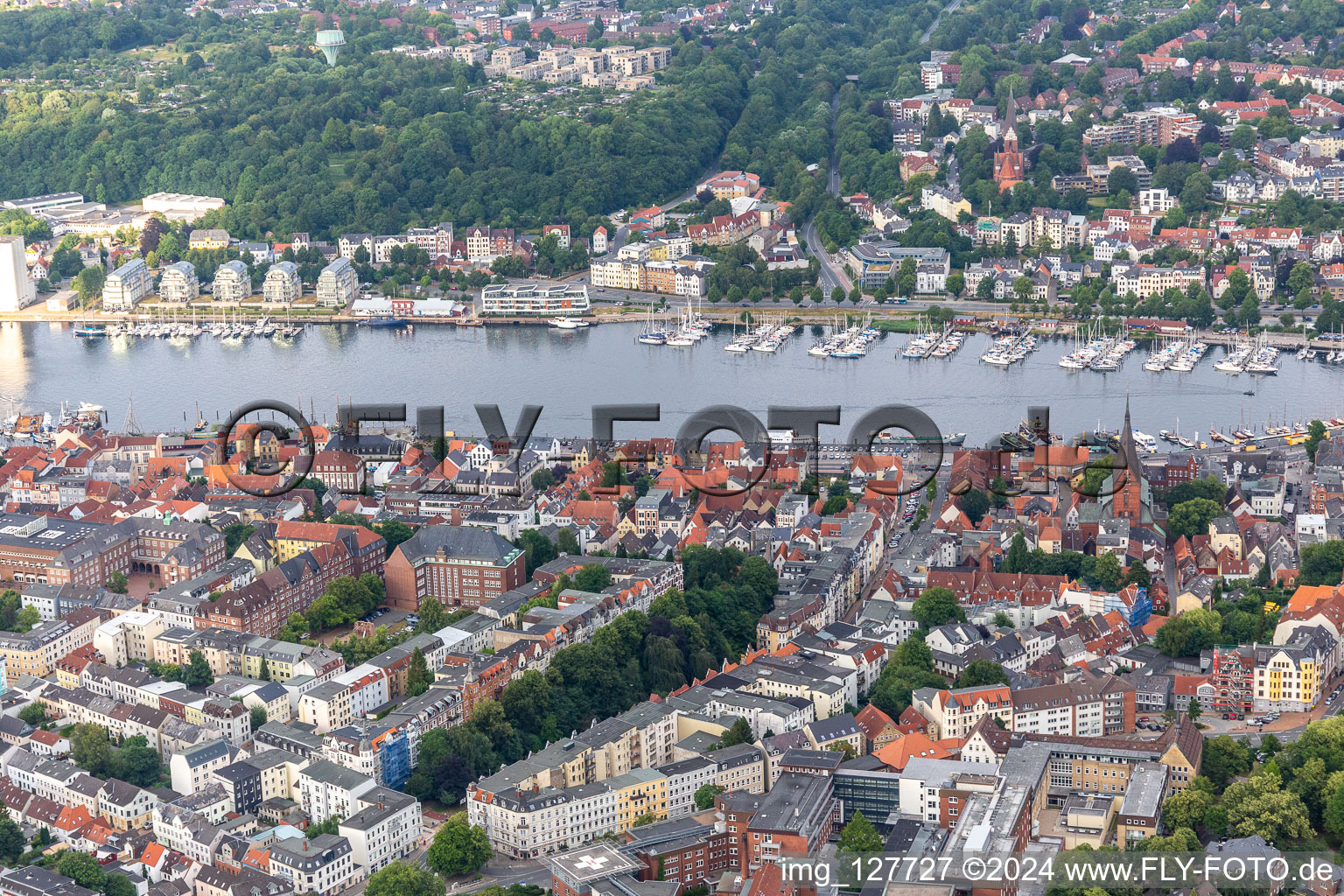 Vue aérienne de Rive Est du fjord, marina sur la digue du port, pointe du port à Flensburg dans le département Schleswig-Holstein, Allemagne