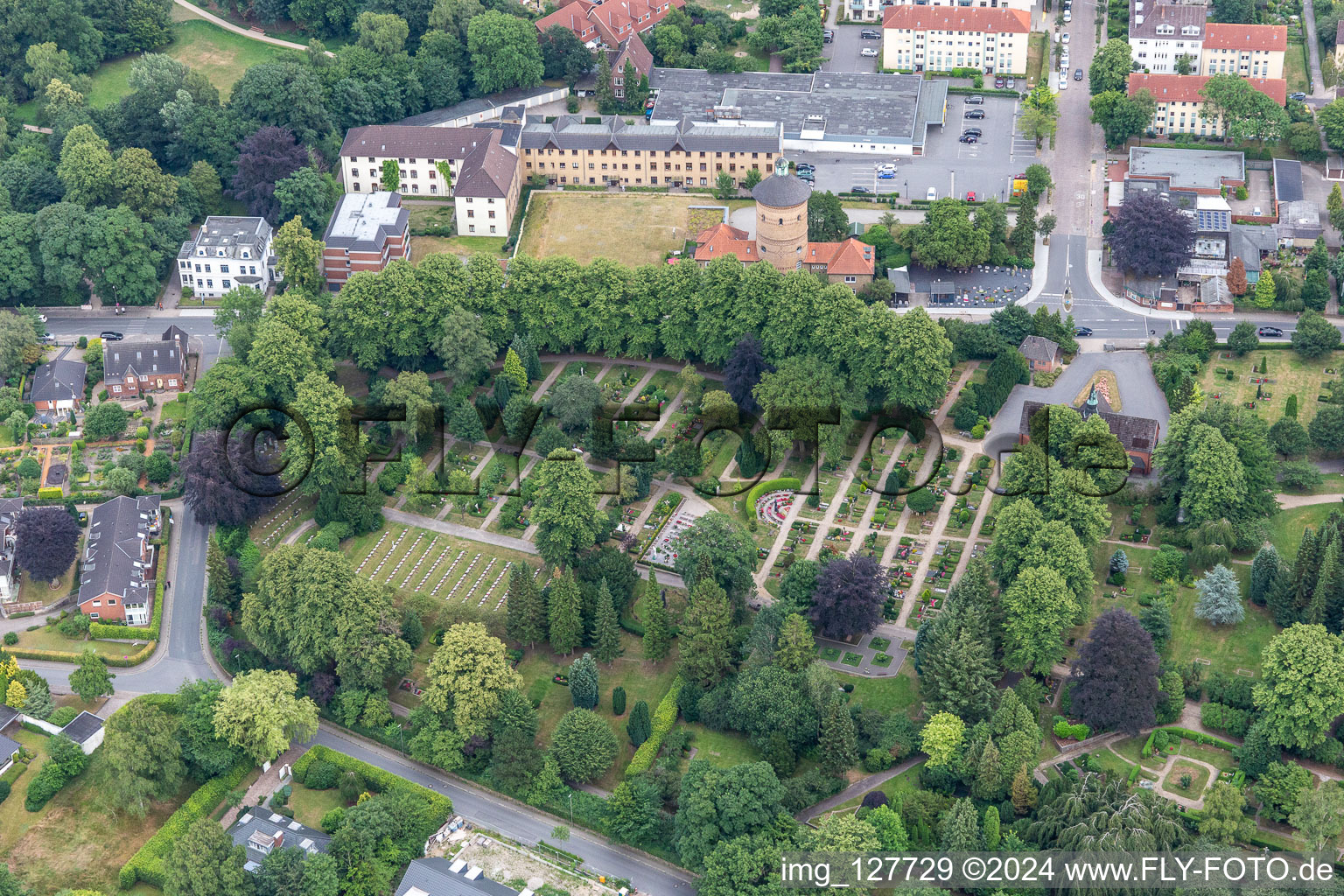 Vue aérienne de Ancien cimetière Flensburg, Christiansenpark, ancien château d'eau à le quartier Duburg in Flensburg dans le département Schleswig-Holstein, Allemagne