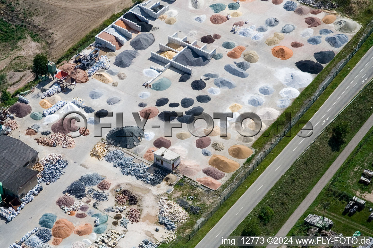 Vue aérienne de Gartenkies, Badische Terrazzo Handelsgesellschaft mbH Huttenheimer Landstrasse 2-6 à le quartier Neudorf in Graben-Neudorf dans le département Bade-Wurtemberg, Allemagne