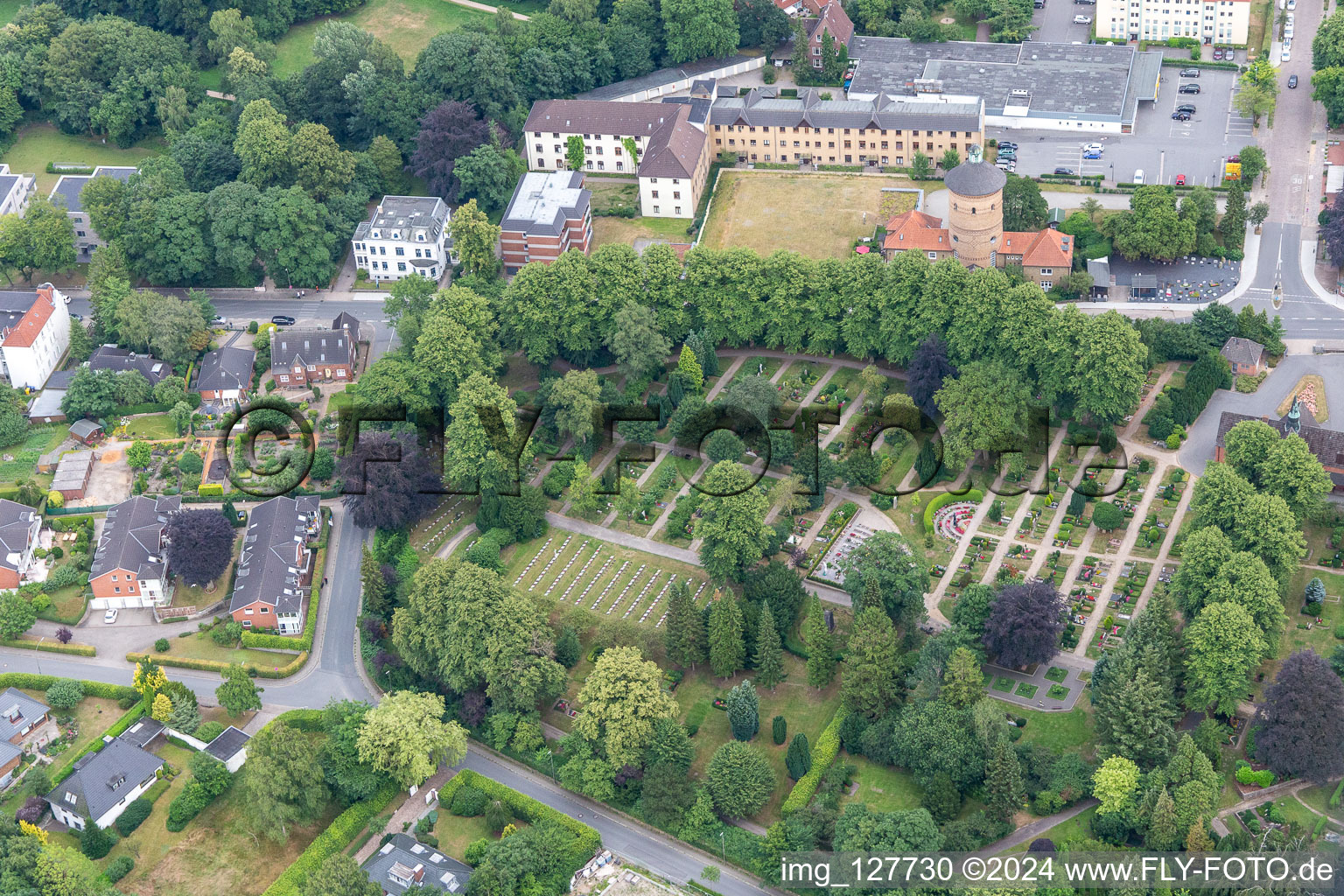 Vue aérienne de Ancien cimetière Flensburg, Christiansenpark, ancien château d'eau à le quartier Duburg in Flensburg dans le département Schleswig-Holstein, Allemagne