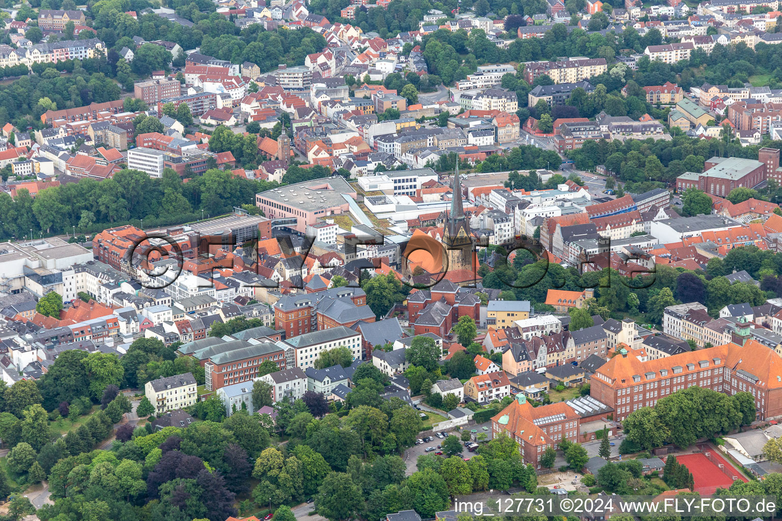 Vue aérienne de Auguste-Viktoria-Schule., St. Nikolaikirche, établissement correctionnel Flensburg, galerie Flensburg à le quartier Duburg in Flensburg dans le département Schleswig-Holstein, Allemagne