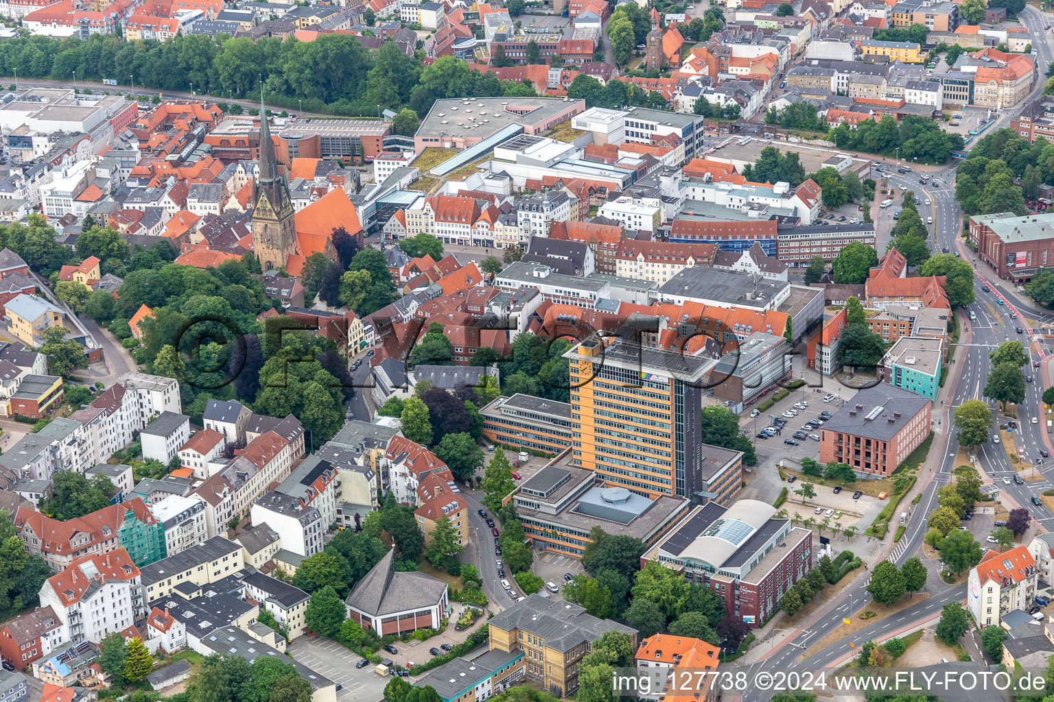 Vue aérienne de Hôtel de ville de grande hauteur de l'administration municipale à le quartier Friesischer Berg in Flensburg dans le département Schleswig-Holstein, Allemagne