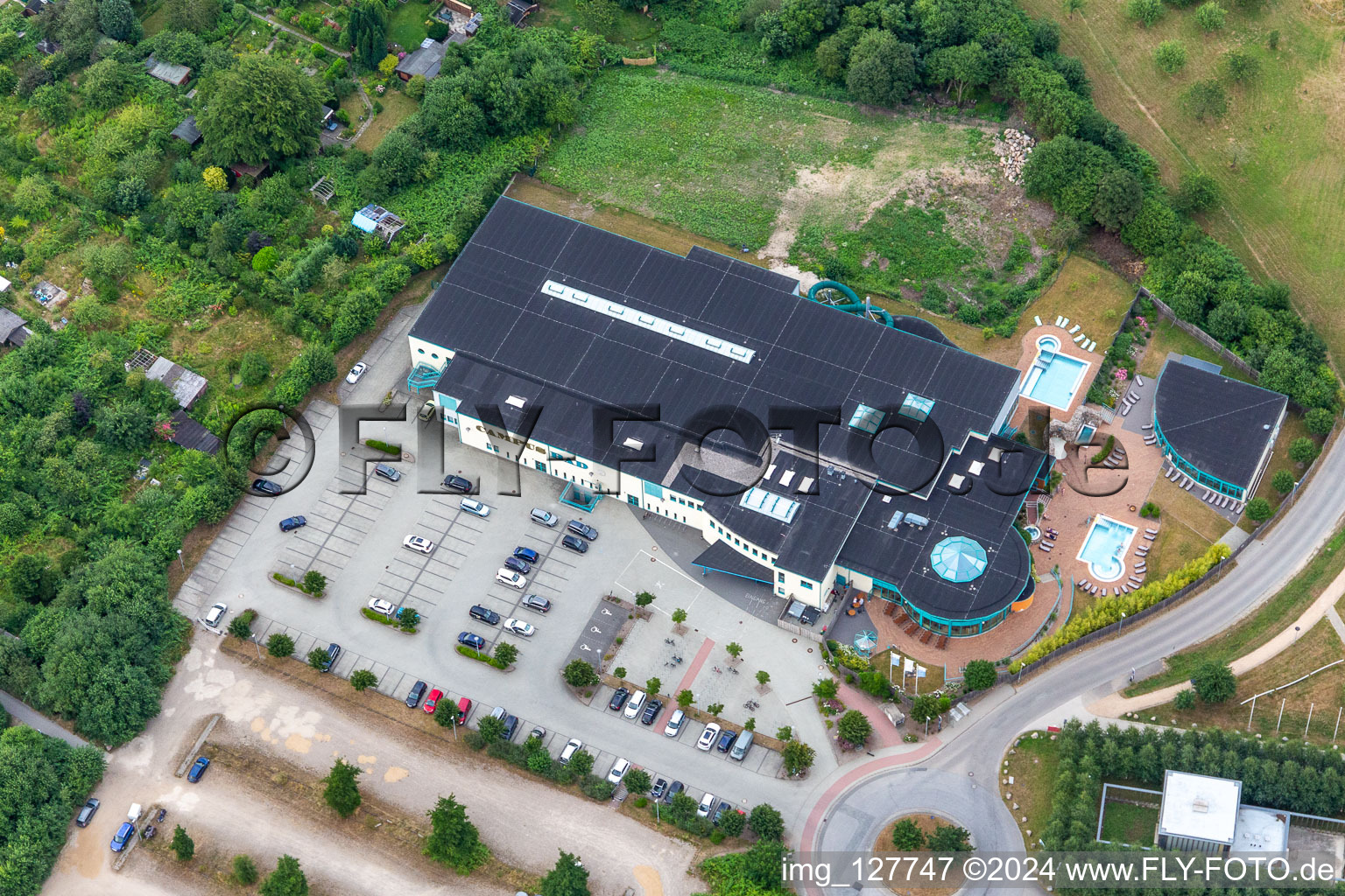 Vue aérienne de Thermes et piscines de la piscine extérieure de l'espace de loisirs Campusbad Flensburg à le quartier Bredeberg in Flensburg dans le département Schleswig-Holstein, Allemagne