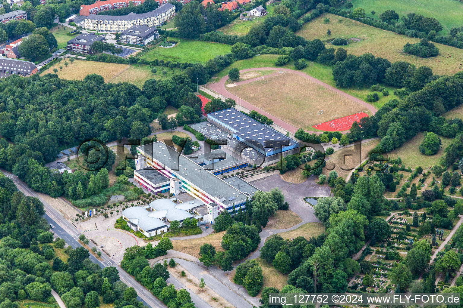 Vue aérienne de École Kurt Tucholsky à le quartier Engelsby in Flensburg dans le département Schleswig-Holstein, Allemagne