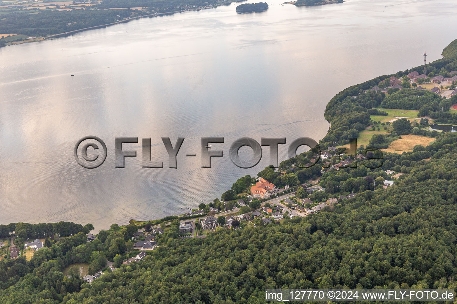 Vue aérienne de Complexe immobilier du Vitalhotel Alter Meierhof à Meierwik. L'hôtel de luxe « Alter Meierhof » directement sur les rives du fjord de Flensburg. La route riveraine sépare la zone résidentielle au sud des vastes zones forestières à le quartier Ulstrupfeld in Glücksburg dans le département Schleswig-Holstein, Allemagne