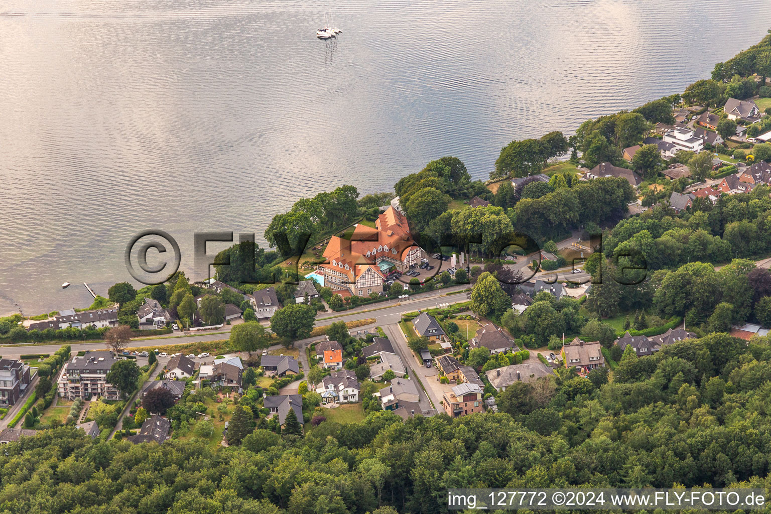 Vue aérienne de Complexe immobilier du Vitalhotel Alter Meierhof à Meierwik. L'hôtel de luxe « Alter Meierhof » directement sur les rives du fjord de Flensburg. La route riveraine sépare la zone résidentielle au sud des vastes zones forestières à le quartier Ulstrupfeld in Glücksburg dans le département Schleswig-Holstein, Allemagne