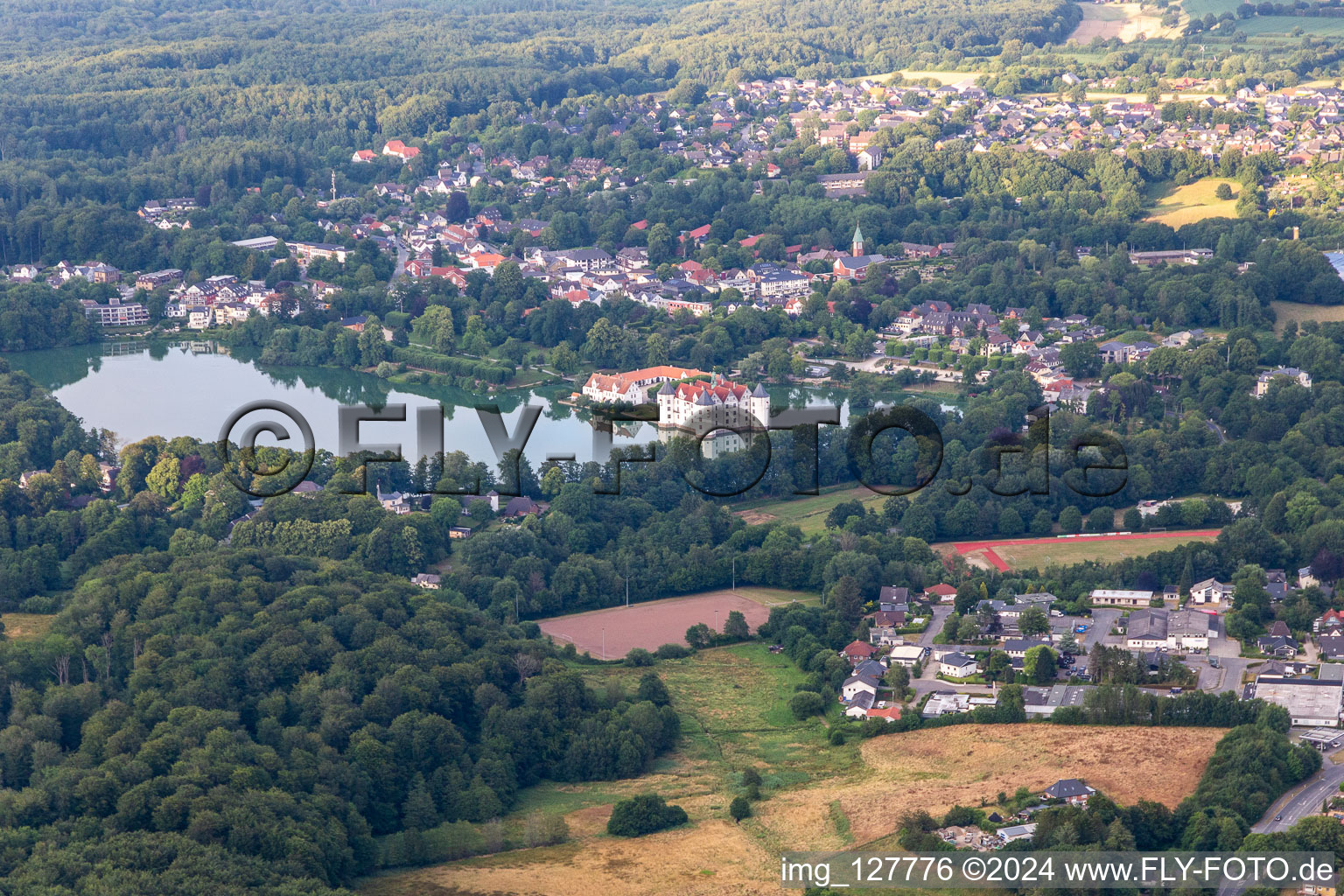 Vue aérienne de Château Glücksburg dans l'étang du château à le quartier Ulstrupfeld in Glücksburg dans le département Schleswig-Holstein, Allemagne