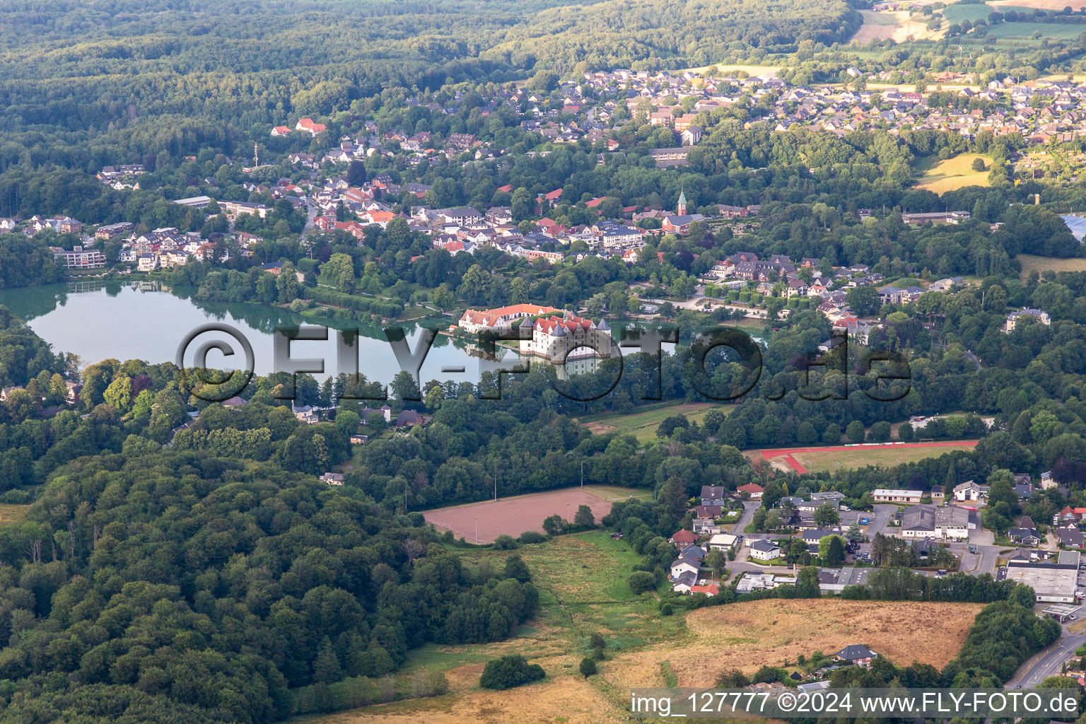 Vue aérienne de Château Glücksburg dans l'étang du château à le quartier Ulstrupfeld in Glücksburg dans le département Schleswig-Holstein, Allemagne