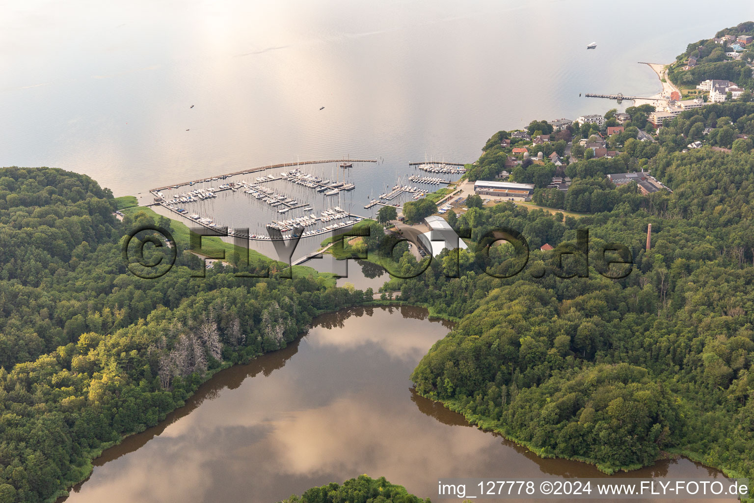 Vue aérienne de Marina FSC, Flensburger Segel-Club eV, DHH Hanseatic Yachting and Sailing School Glücksburg à le quartier Sandwig in Glücksburg dans le département Schleswig-Holstein, Allemagne